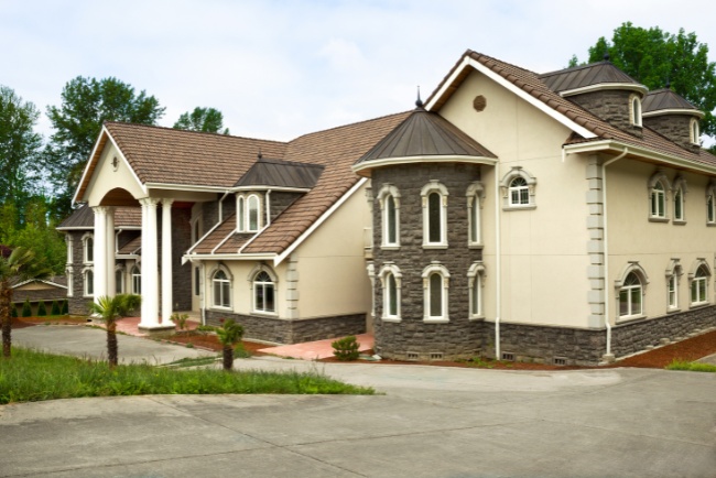 High-quality construction contractors build a stunning residential home in a serene neighborhood with lush greenery